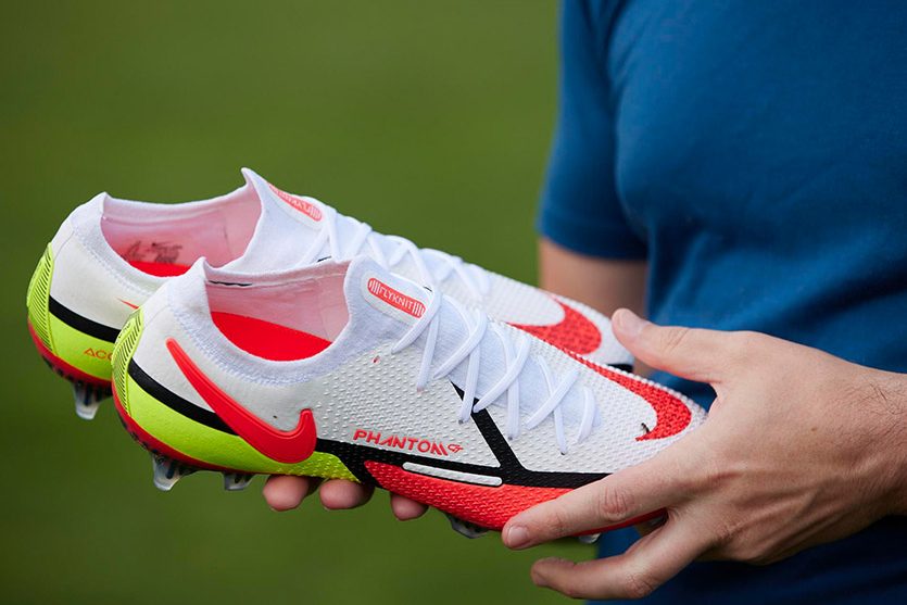 how to clean soccer cleats that stink